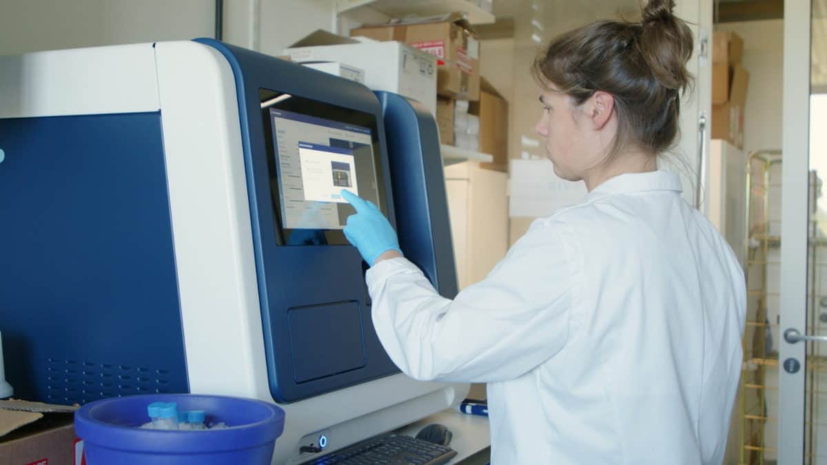 Sarah Geurs in action with Lightcast’s device  © Marco Woldt